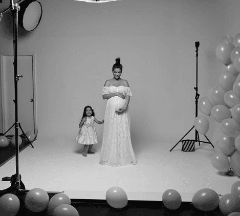 La noticia la compartió en sus redes sociales, donde comentó lo siguiente: "este jueves cumplo las 37 pero si ya estuviera en las 39 semanas hoy mismo me inducían el parto porque estoy baja de líquido amniótico".