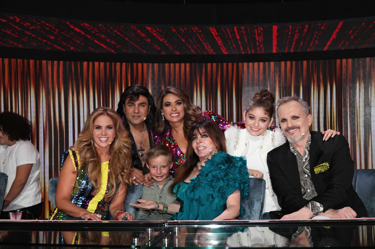 No podía faltar la foto del recuerdo. Lucero y todos los jueces, además de Galilea y su pequeño hijo Mateo, sonrieron para la foto.