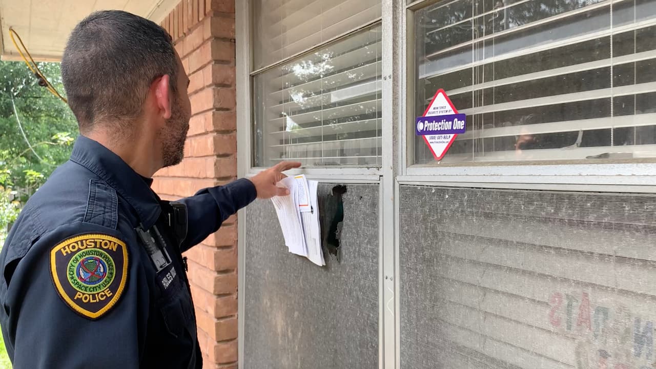 Verifica que las cerraduras de las ventanas cierren bien porque hay ocasiones en que están viejas y COMO las ventanas permanecen cerradas por mucho tiempo, entonces no nos damos cuenta.