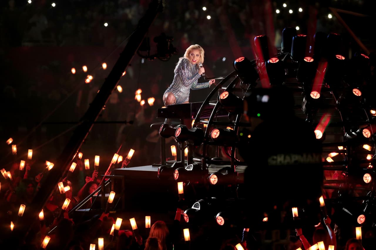 Al piano, Lady Gaga dijo: "estamos aquí para hacerlos sentir bien, ¿quieren sentirse bien con nosotros?"