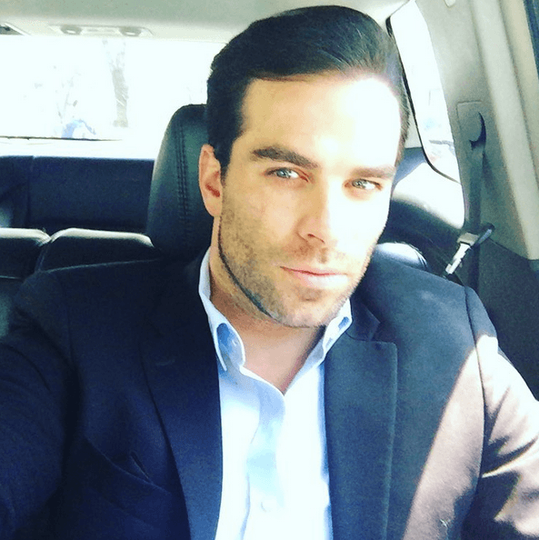 Se mudó a México para formarse como actor dándose a conocer en la serie 'Lola, érase una vez'.