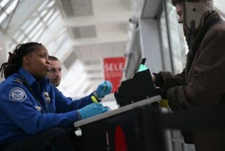 A partir del 21 de julio de 2014 la tasa de seguridad aérea impuesta a los pasajeros en Estados Unidos pasará de $2.50 a $5.60 dólares por vuelo.