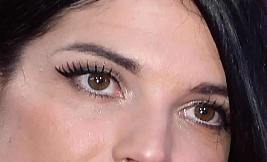 Además de triunfar gracias a su voz, esta cantante también atrapa con su mirada. Como pista, te contamos que ella es española y en más de una ocasión ha pisado el escenario de Latin GRAMMY.