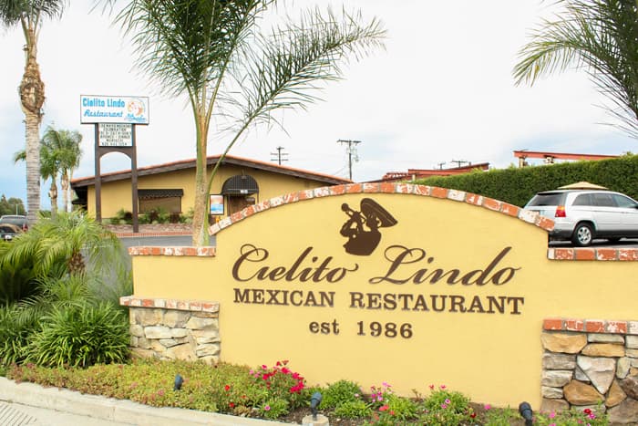 “Me hierve la sangre”: así protestaron contra dueños de restaurante mexicano que se oponen a la ayuda para indocumentados