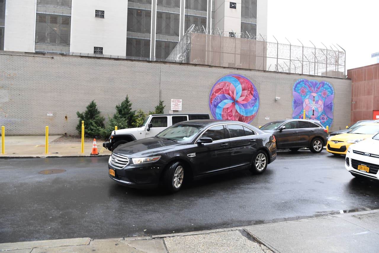 Tanto el irlandés como su amigo fueron dirigidos directamente al interior del edificio, por lo que no hubo oportunidad de nuevas fotografías o declaraciones.