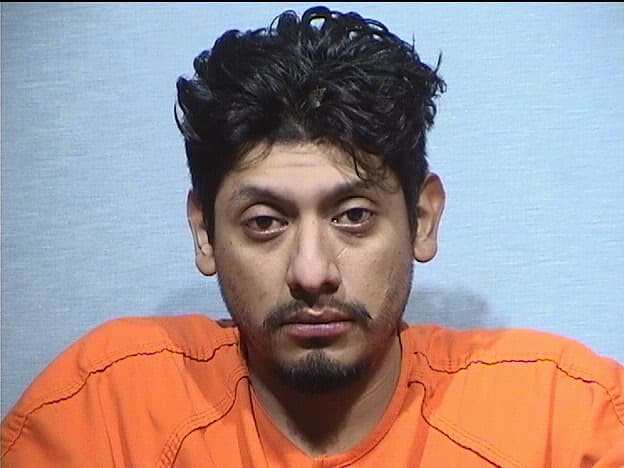 Roger Avalos de 28 años, está acusado de uso no autorizado de vehículos motorizados, arresto por evasión y varias órdenes de delitos graves pendientes.
<br>