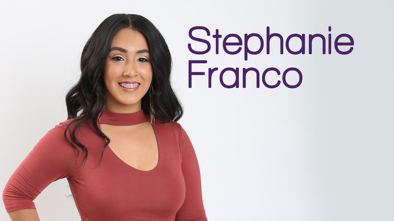 Nació en Ventura, California y tiene 18 años de edad. Ella se considera una persona feliz, sentimental y determinada.