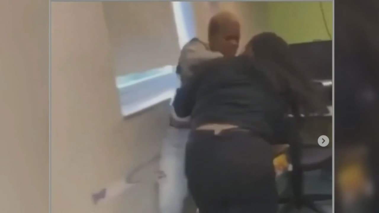 Estudiantes graban golpiza entre una alumna y una maestra de una secundaria en Miami 