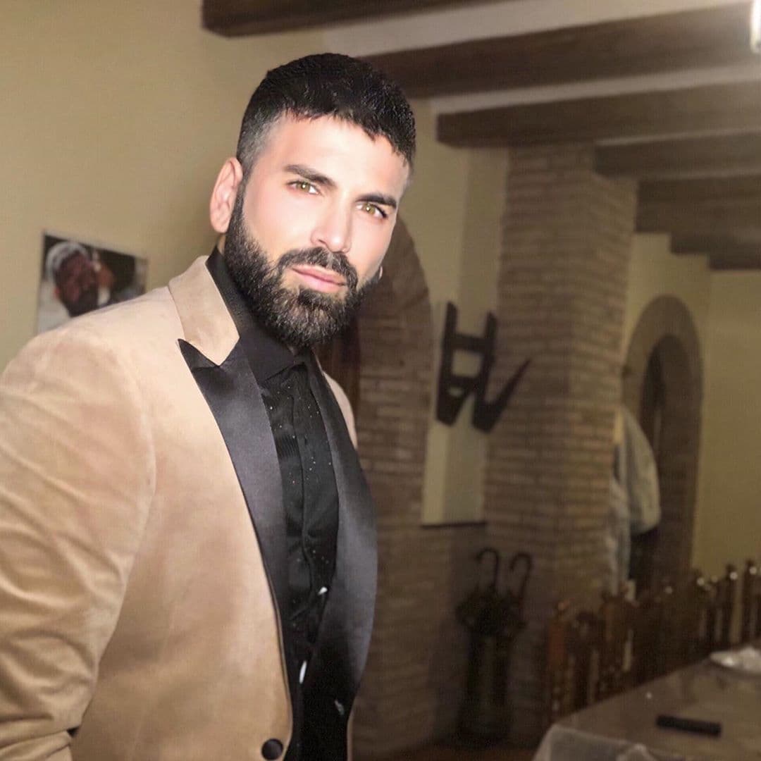 En la novela, han estado involucrados personajes como la pescadera y vecinas de su mamá, su hermana, e incluso, 
<b><a href="https://www.univision.com/famosos/la-novela-de-jomari-goyso-y-su-madre-tiene-capitulo-nuevo-y-ana-barbara-entra-a-la-historia-fotos" target="_blank">Ana Bárbara</a></b>. Ahora, la historia de Jomari y su madre involucró a Jennifer López.