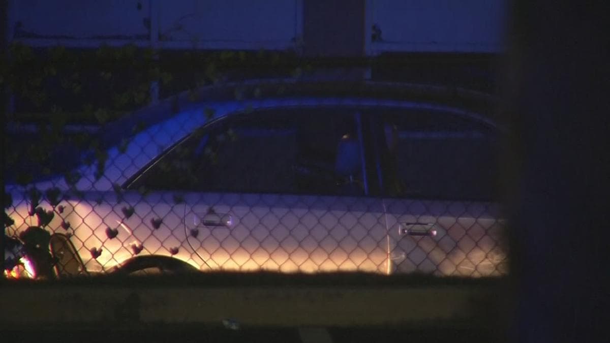 Uno de los sospechosos, posteriromente identificado como Héctor García Solis, quien se presume que disparó al oficial, también resultó herido y fue llevado al hospital.