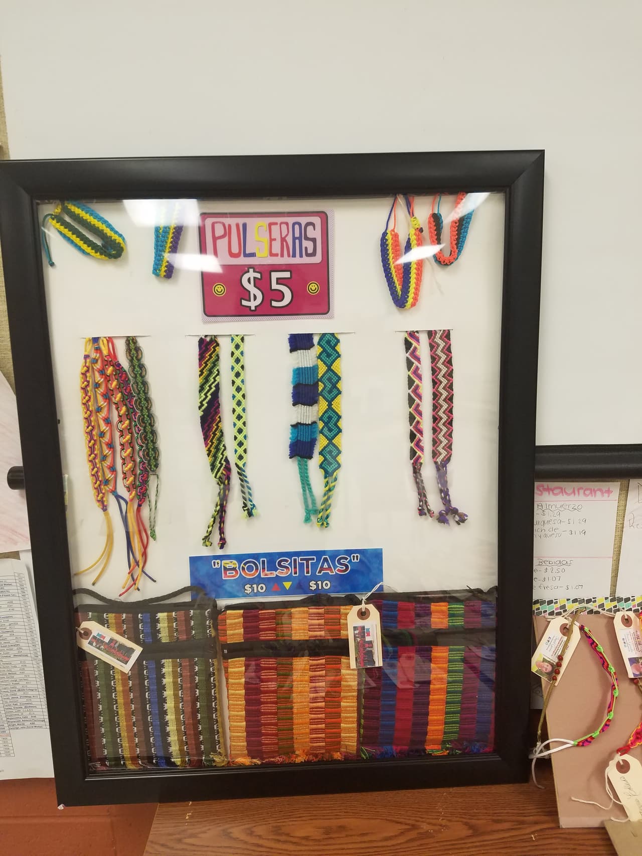 El dinero recaudado es para que estos artesanos puedan salir adelante en su país.