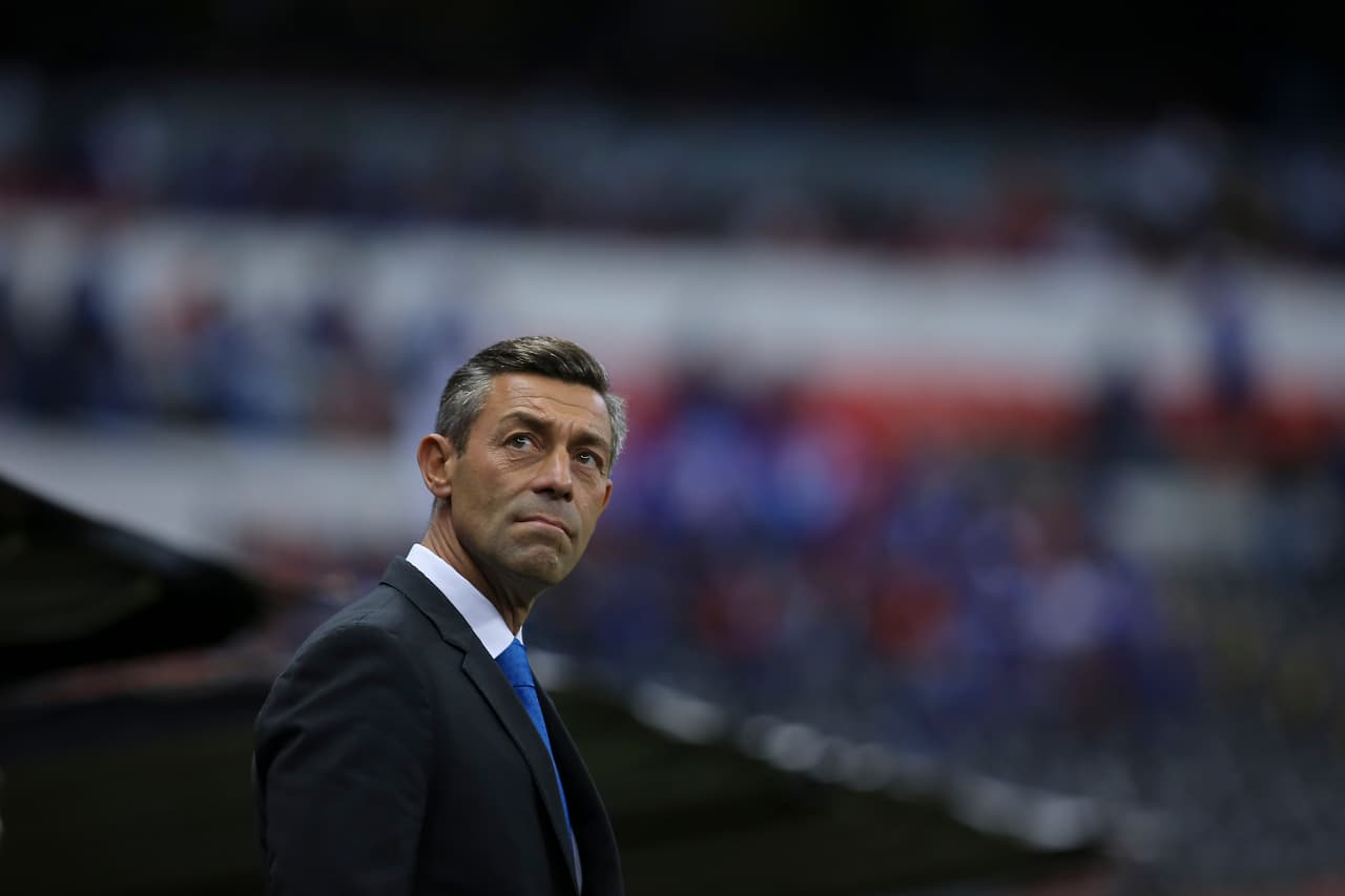 Pedro Caixinha, estratega celeste lucía tenso antes del silbatazo inicial.