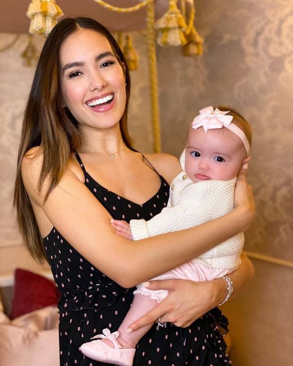 Aunque comenzaron apublicar fotografías de la bebé, fue hasta enero de 2021 cuando la pareja compartió que su hija tenía condición: nació con el 
<b><a href="https://www.univision.com/famosos/hija-gianluca-vacchi-sharon-fonseca-tiene-paladar-hendido-fotos">paladar hendido</a></b>.