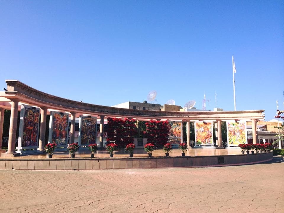 Transmitimos desde la Plaza Cívica Benito Juárez de Zitácuaro Michoacán.