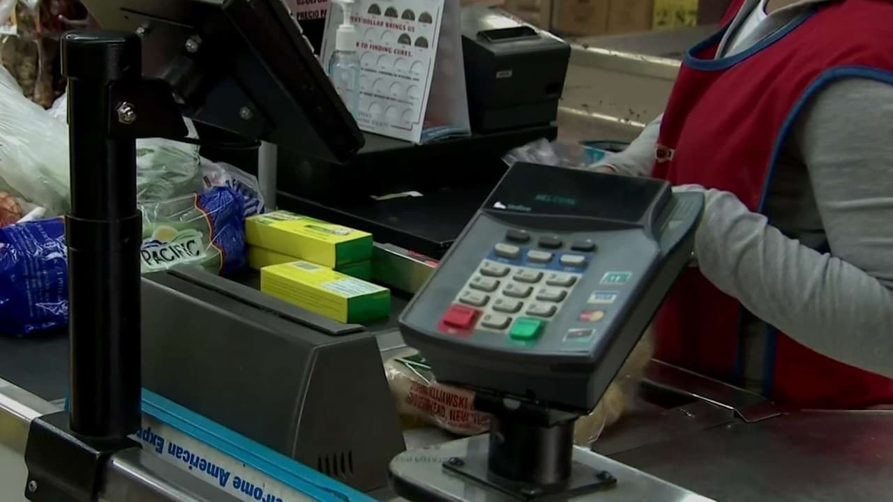 Familias en EEUU recurren a tiendas baratas por inflación
