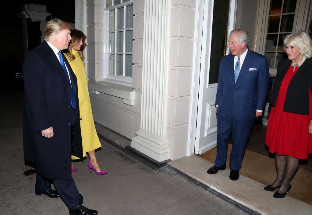 El presidente de los EEUU 
<b><a href="https://www.univision.com/shows/despierta-america/donald-trump-viajara-con-melania-trump-para-participar-en-la-cumbre-de-la-otan-en-inglaterra-video">Donald Trump y su esposa Melania</a></b> fueron recibidos horas antes por el príncipe Charles y su esposa Camilla Parker en Clarence House, donde antes de la recepción tomaron el té.
<br>