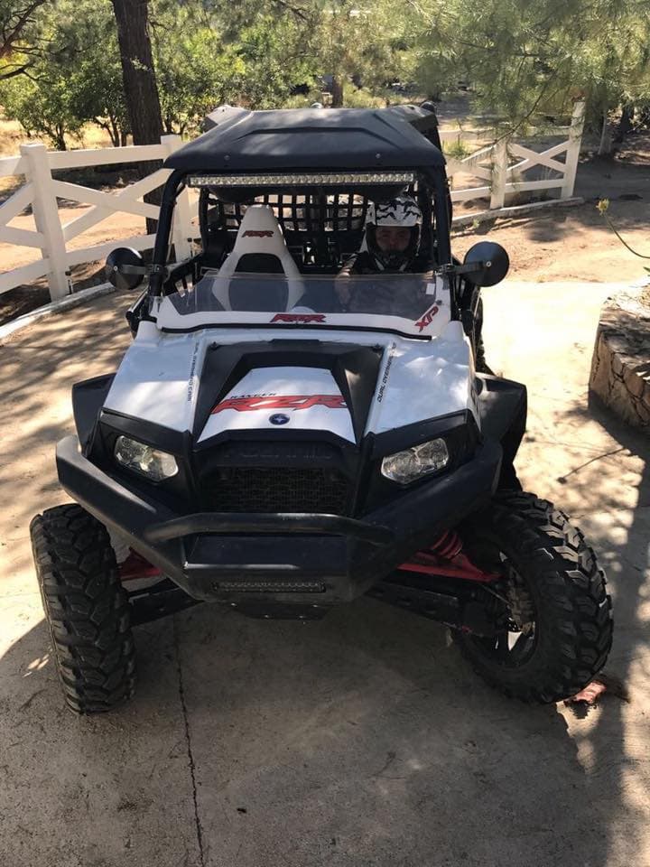 Otras imágenes mostraban a este joven originario de Villa de Juárez, Navolato, en el estado de Sinaloa,
<b> a bordo de este Polaris RZR,</b> lo que dejaba ver un lado más divertido y extremo con este vehículo todoterreno ideal para recorrer dunas y senderos.