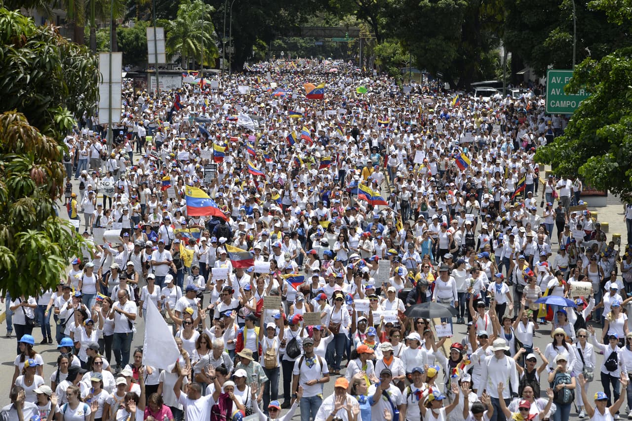 Una panorámica de la manifestación en Caracas. Como suele ocurrir cuando la oposición intenta llegar al corazón de la ciudad, este sábado varias estaciones del metro amanecieron cerradas y con fuerte presencia de militares y policías en vías estratégicas.