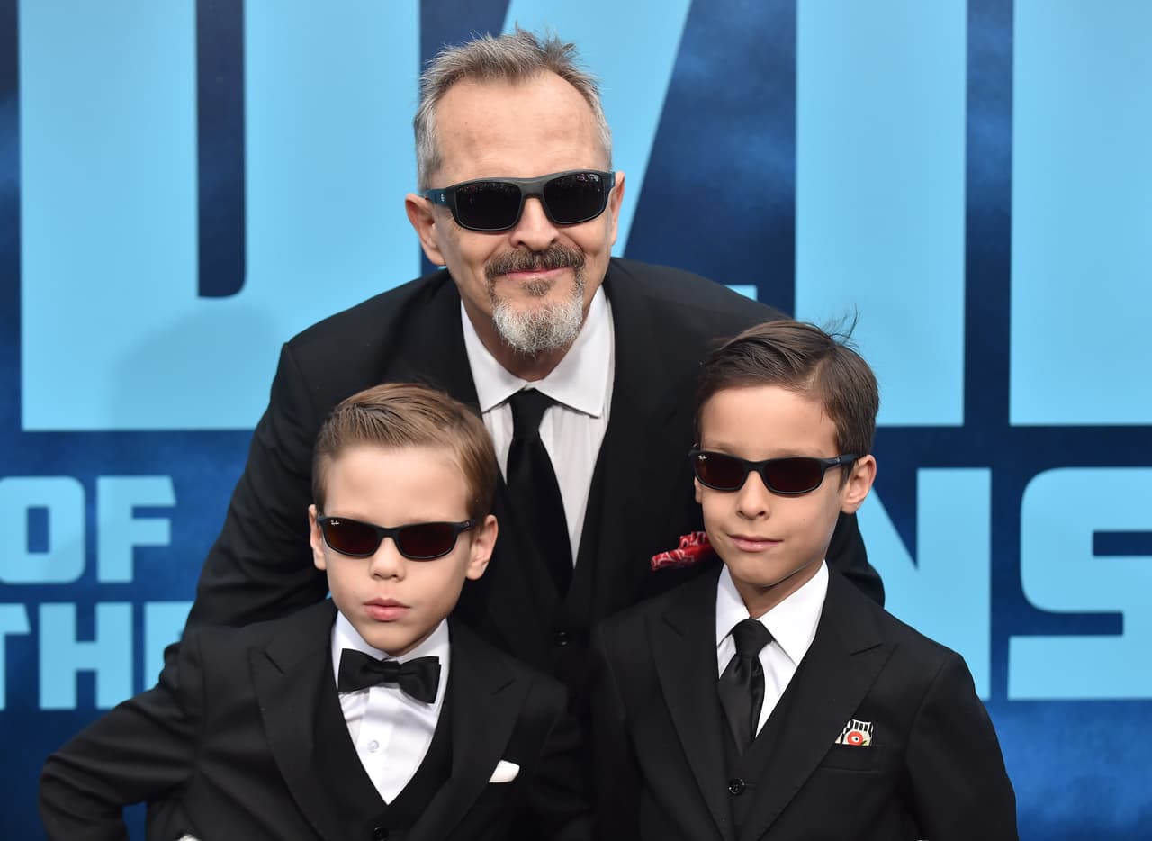 <b>Miguel Bosé</b>
<br>El cantante le dio la bienvenida a sus mellizos Diego y Tadeo en 2011, cuando tenía la edad de 55 años, gracias a una madre subrogante.