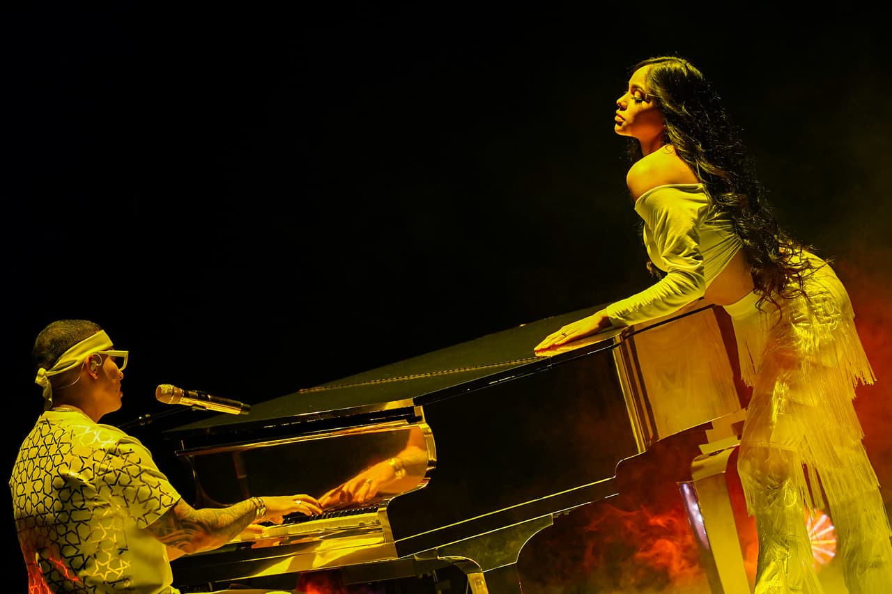 Daddy Yankee sorprendió a la audiencia al doble: por primera vez tocó el piano frente a las cámaras de televisión y lo hizo cantando salsa.