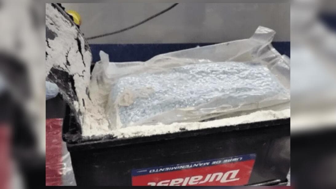 En abril, la DEA halló 
<b><a href="https://www.univision.com/local/arizona-ktvw/dea-arizona-record-decomiso-fentanilo-fotos" target="_blank">16,000 pastillas</a></b> en otro acumulador falso, en un automóvil detenido en la garita de Nogales.