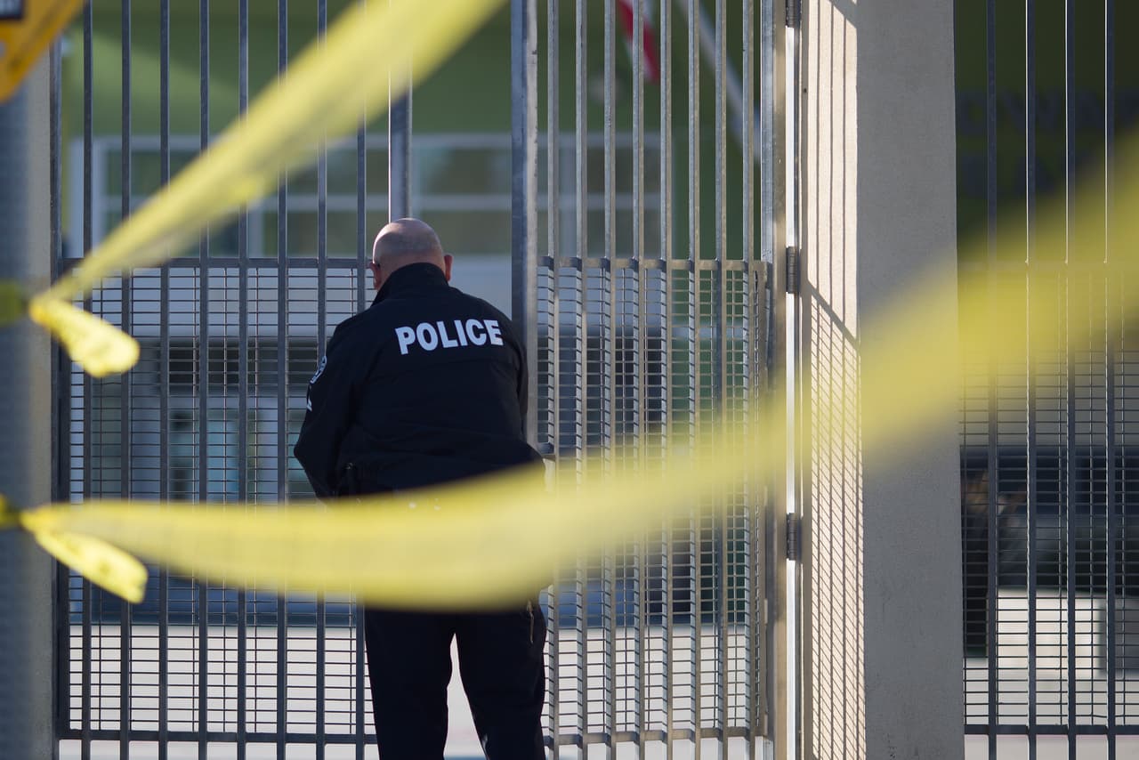 La Junta Escolar aprueba plan para recortar fondos la policía escolar en sus instituciones