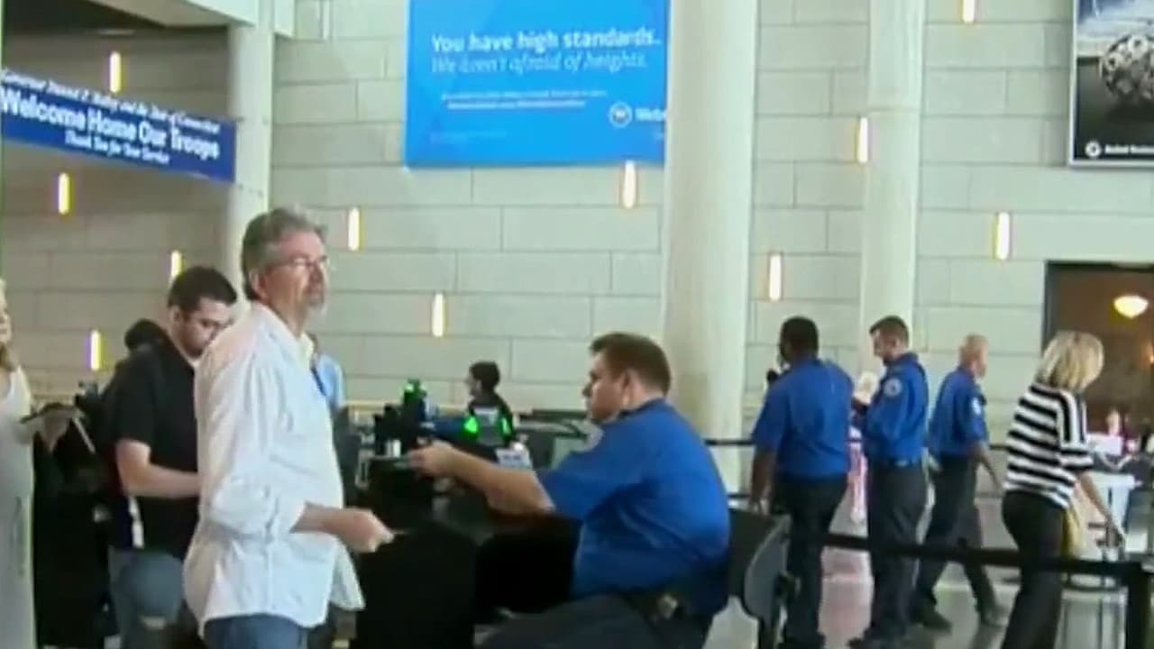 ICE aumenta las detenciones de inmigrantes en aeropuertos para acelerar deportaciones