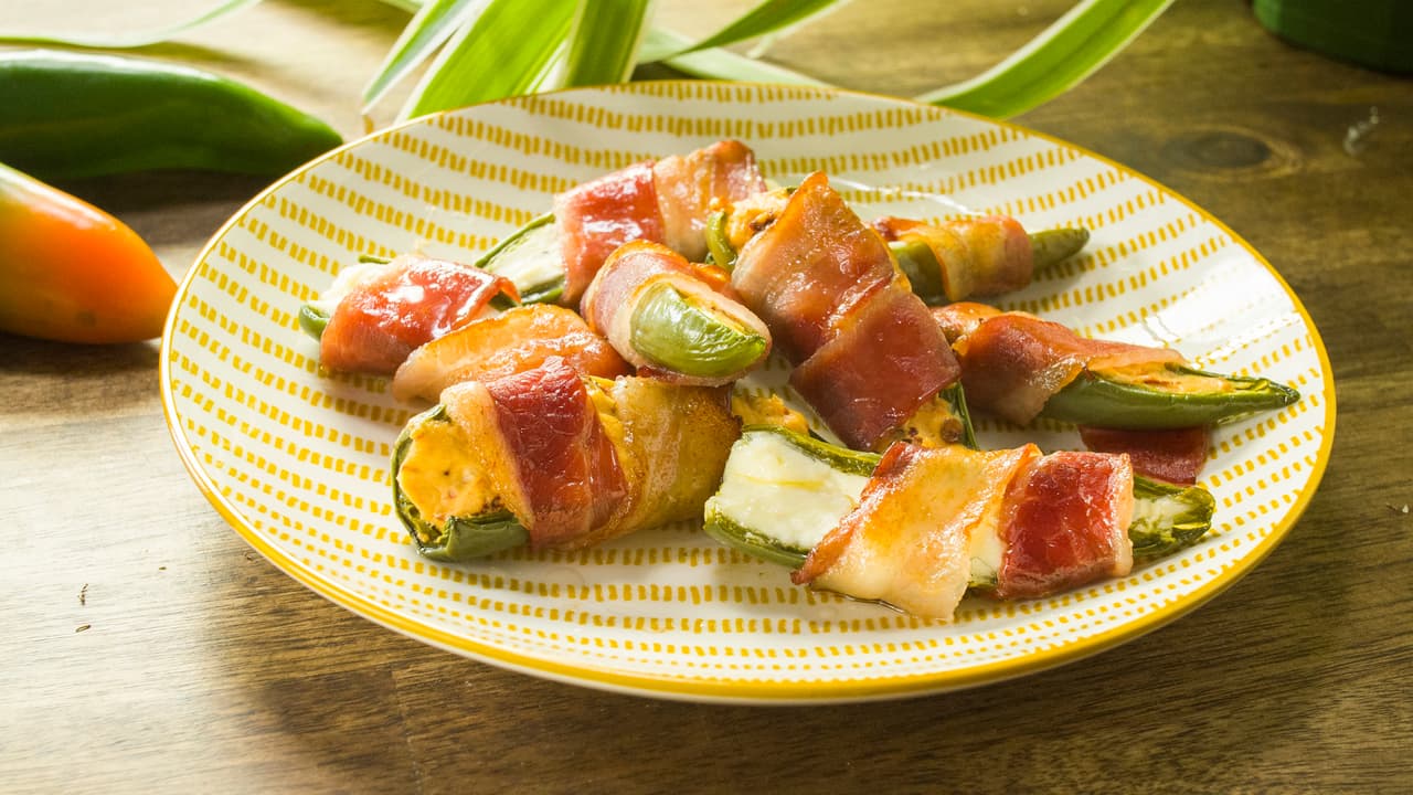 Chiles jalapeño con queso crema envueltos en tocino
