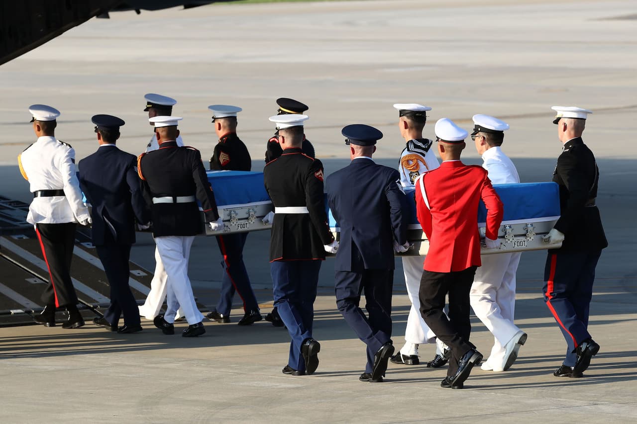 Los restos de supuestos soldados estadounidenses caídos en la Guerra de Corea llegan al país tras más de seis décadas