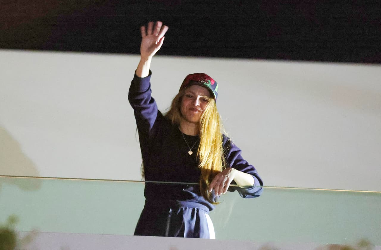 Incluso salió al balcón para agradecer a los fans que se congregaron para cantarle y desearle feliz cumpleaños.
<br>