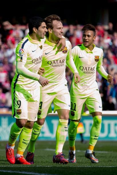 Acciones de la jornada 25 en España donde el Barcelona goleó 3-1 al Granada a domicilio con anotaciones de Rakitic, Suárez y Leo Messi.