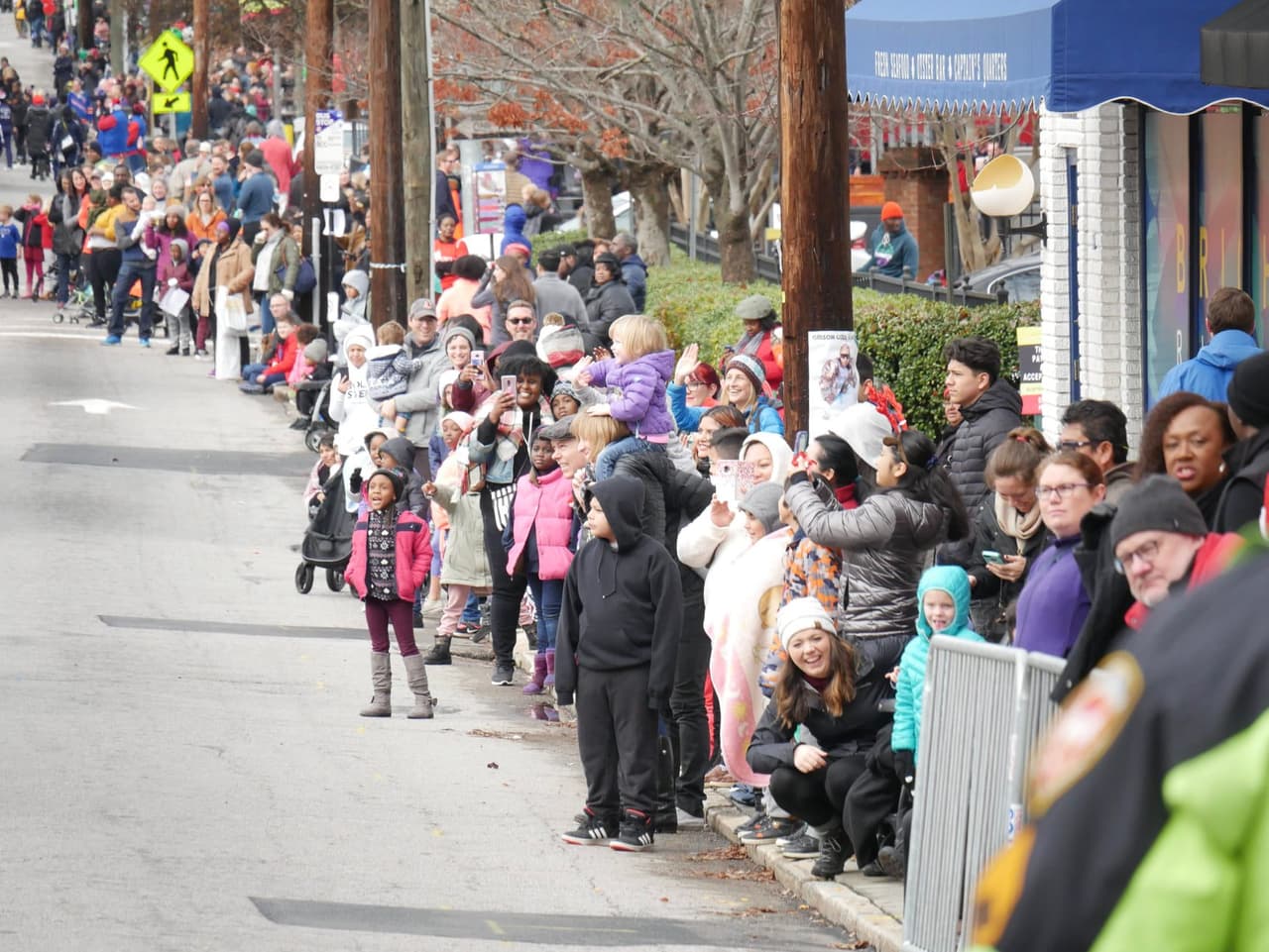 Reunidos en Main Street cada año, los residentes de Durham se alinean para animar a las bandas de su ciudad natal, equipos de ejercicios, escuelas y grupos comunitarios.