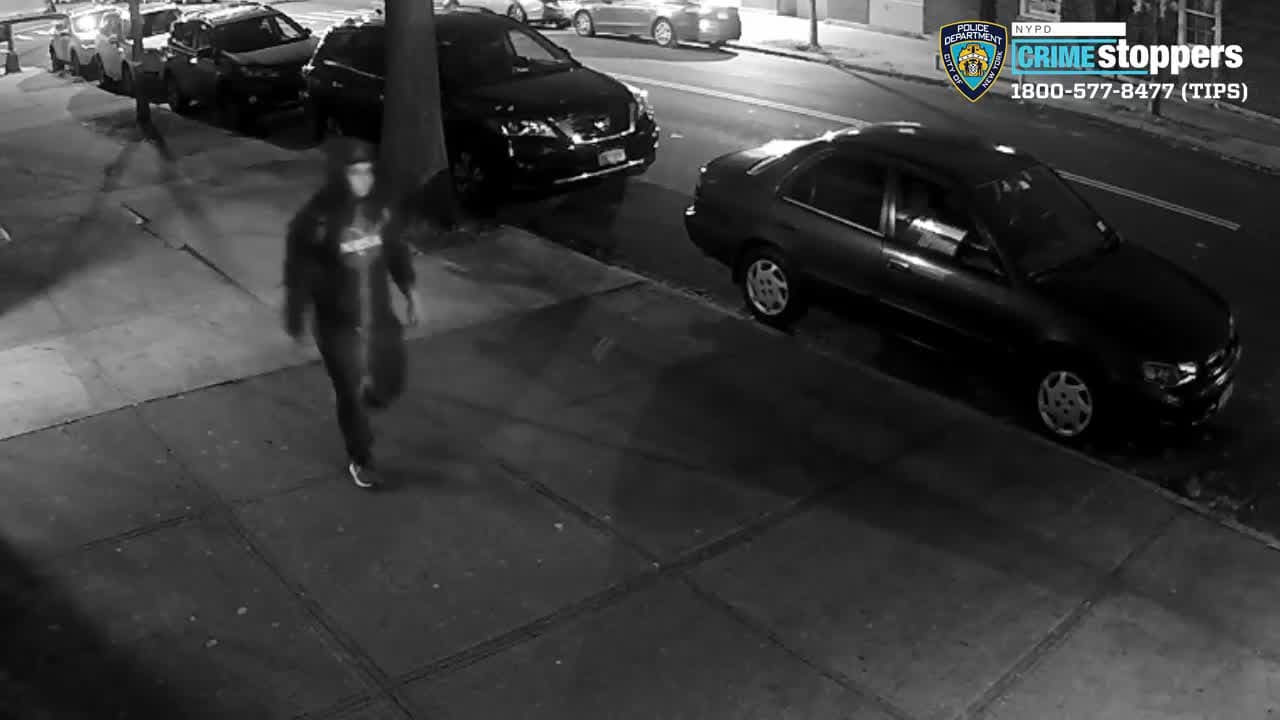 La sujeta por el cuello y la arrastra entre dos autos estacionados para intentar violarla 