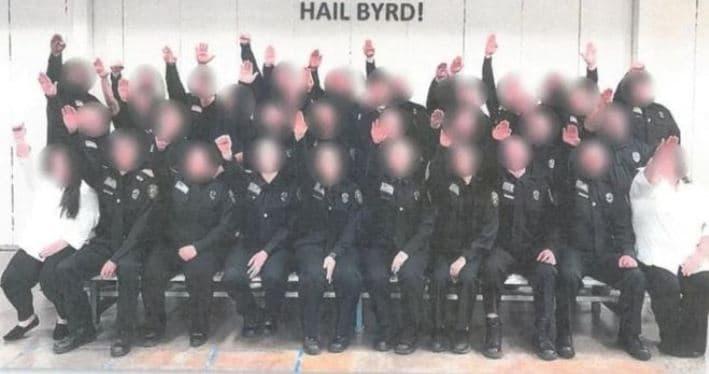 Además del grupo que aparece en la fotografía, también dos entrenadores y un cadete fueron despedidos