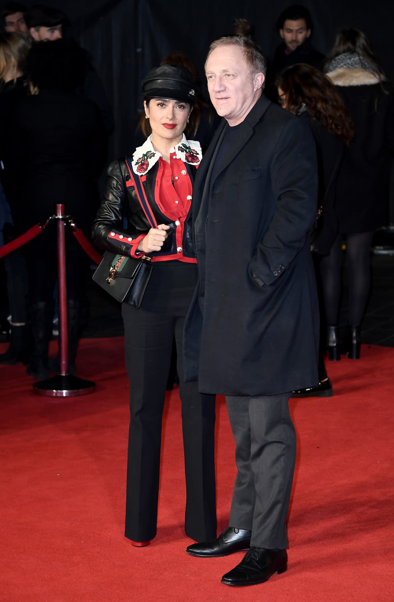 Con pantalones negros y bien abrigados para el frío.