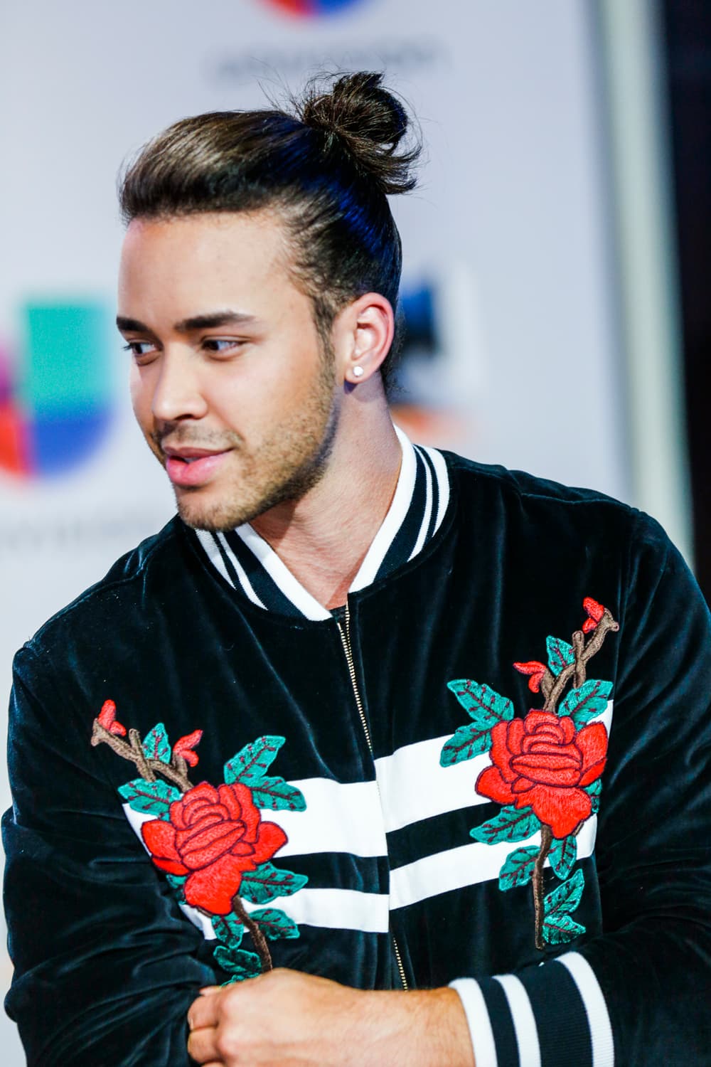 Desde el 2015 una de las tendencias más importantes entre los hombres es el Man Bun y Prince Royce decidió sumarse a ella. Lo uso a una altura media, por lo que no fue demasiado arriesgado.