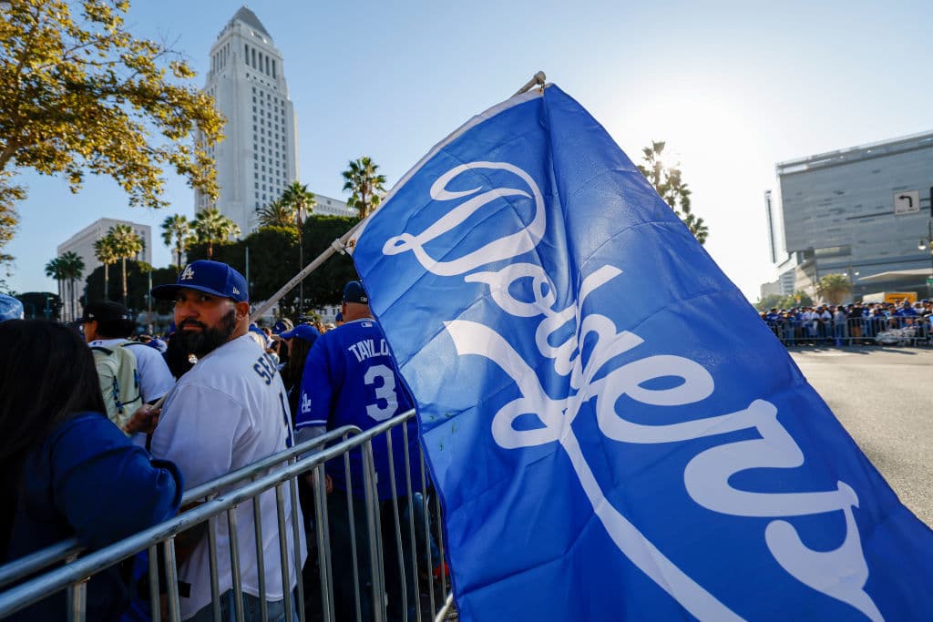 Algunos aficionados aceptaron no haber asistido a trabajar para poder ver pasar la comitiva de campeones que pintó de azul y blanco todo el centro de Los Ángeles.