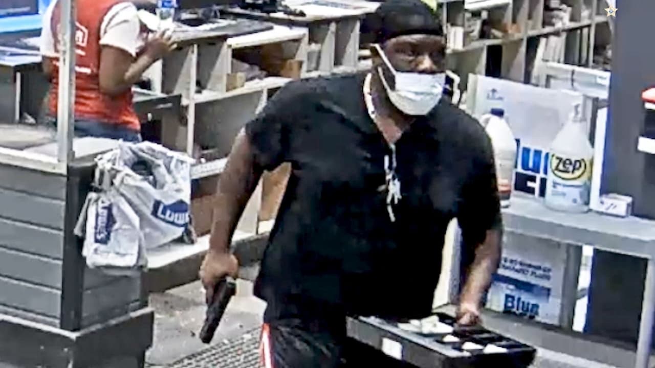 Buscan a sospechoso armado que robó un Lowe’s en Orlando