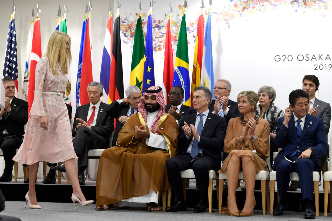 Ivanka Trump fue criticada por su papel sumamente protagónico en la cumbre del G-20 en Osaka, Japón. Las críticas vienen porque 
<b>ella no es una funcionaria electa, ni una integrante del gabinete del presidente, ni tiene las credenciales de diplomática para estar en ese tipo de foros representando a EEUU. A continuación presentamos los memes más compartidos en redes sociales.</b>