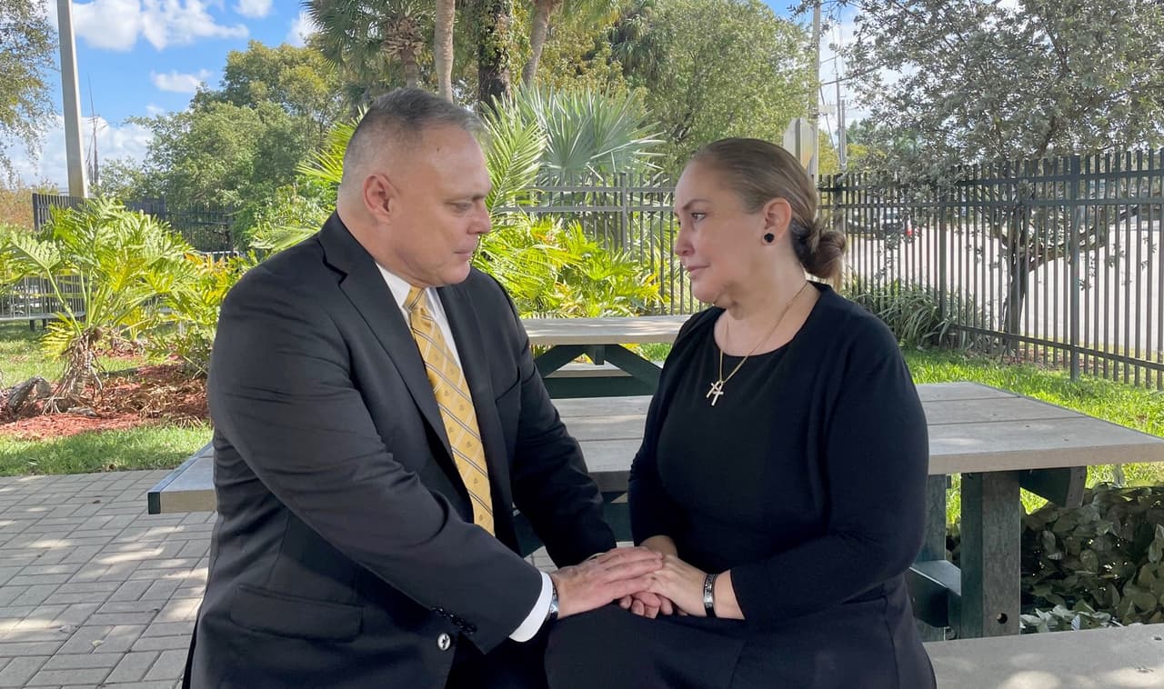 Los padres de Alex Bello-Ortiz, Harold Dolph (izq) y Lourdes Ortiz (der) durante una entrevista con Univision Noticias en Miami, el 23 de enero de 2023.