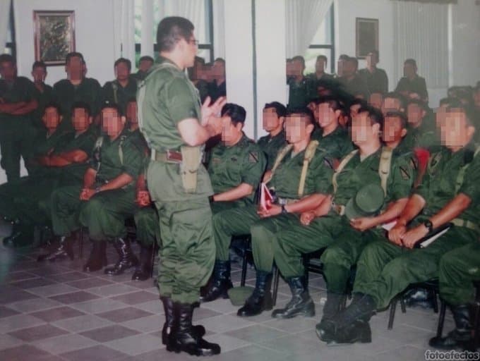 Emilio Cosgaya Rodríguez en una reunión con militares.
