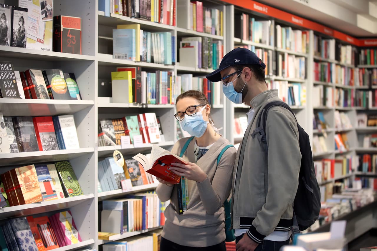 Durante la primera etapa, Carolina del Norte modificará la orden de quedarse en casa para permitir que las personas puedan salir de sus hogares y realizar actividades comerciales en cualquier negocio que tenga permitido abrir, como tiendas de ropa, tiendas de artículos deportivos, librerías, tiendas de artículos para el hogar y otros comercios minoristas.(Fase 1)
<br>