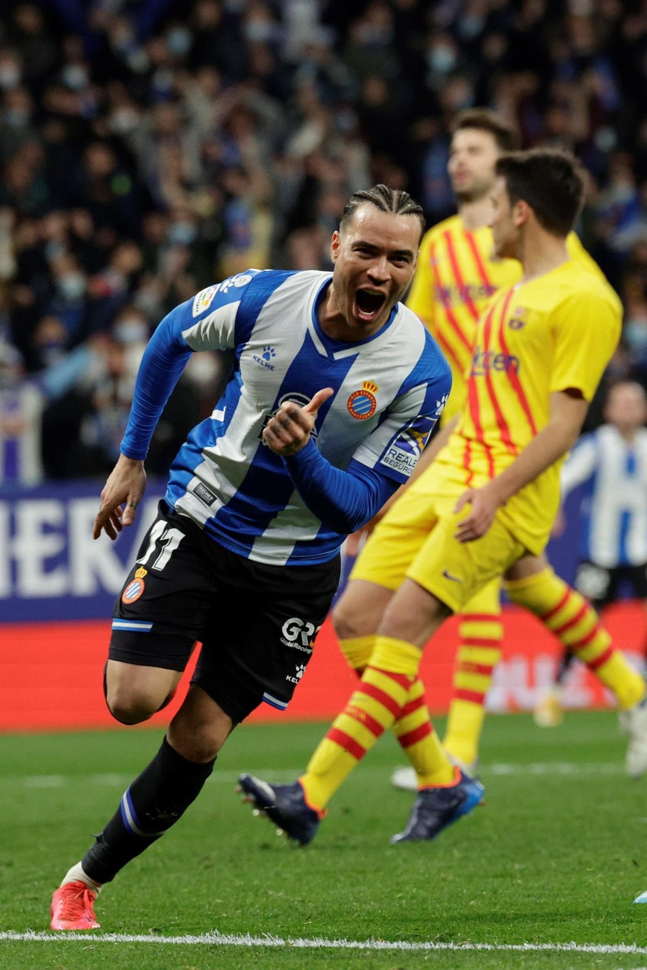 Barcelona hace empate de último minuto ante el Levante 2-2 durante la J24 en La Liga. Pedri abrió el marcador a favor de los culés, pero Sergi Darder y Raúl de Tomás pusieron arriba a los locales y, en el 90+2' Luuk de Jong salvó al equipo de Xavi con golazo.