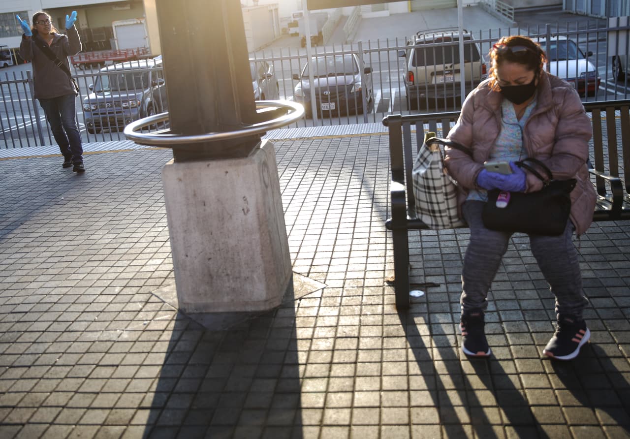 La mascarilla debe ser usada como medida preventiva, sin embargo otras recomendaciones de higiene como no tocarse la cara y lavarse las manos constantemente deben mantenerse.