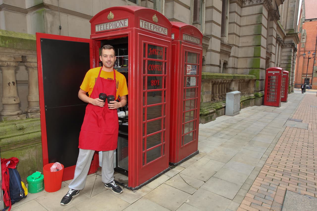 Eddie, el director de Red Kiosk Company, anunció que planea conseguir más permisos para abrir más pequeñas sucursales.