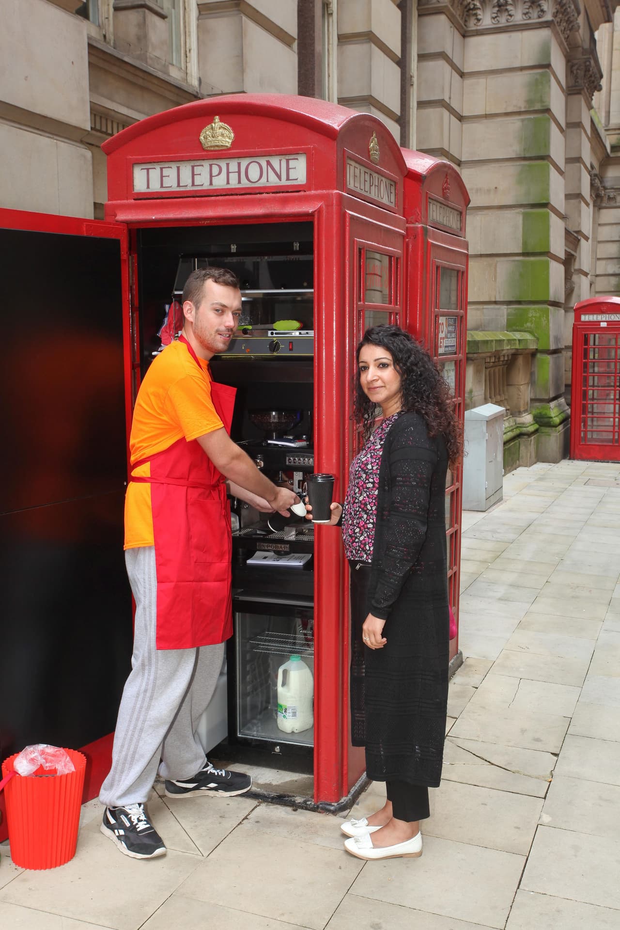 Lograron el permiso para quitar el teléfono e instalar en la cabina una máquina de café .