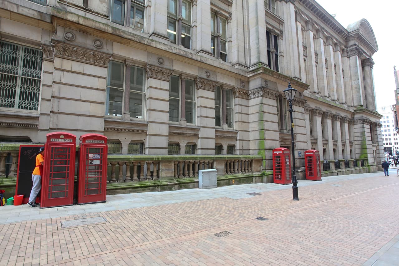 La icónica caja roja fue reabierta esta semana como la tienda más pequeña de café en el Reino Unido.