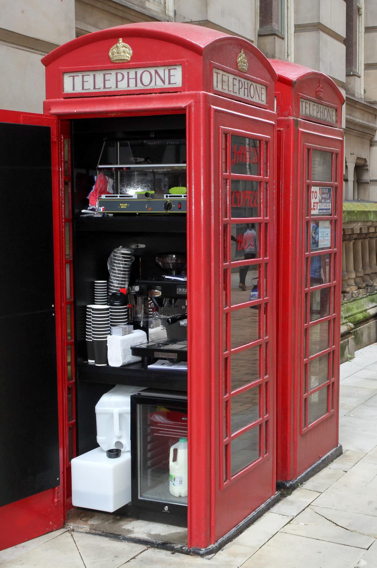 El simple hecho de pasar por la calle y ver el pequeño recinto de café, llama la atención de cualquiera.