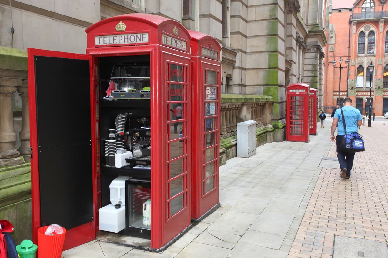 Los empresarios consiguieron además el permiso para otros tres classic K6 phone, en varias calles a la redonda.