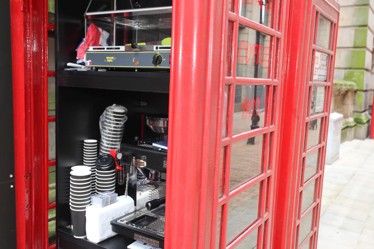 La cabina telefónica que ahora es cafetería estuvo abandonada por 20 años en una de las calles del centro de la cuidad.